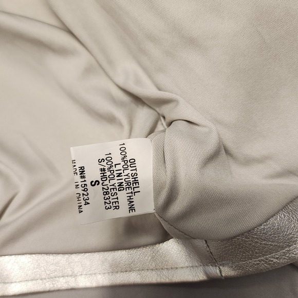 Hot & Delicious Silver Faux Leather Moto Biker Jacket with Patches Size Small - Picture 5 of 7